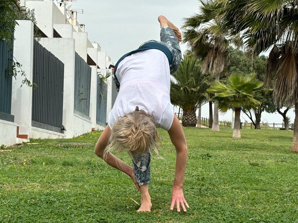 Bettina, professeure de yoga, vous accompagne vers détente et équilibre.