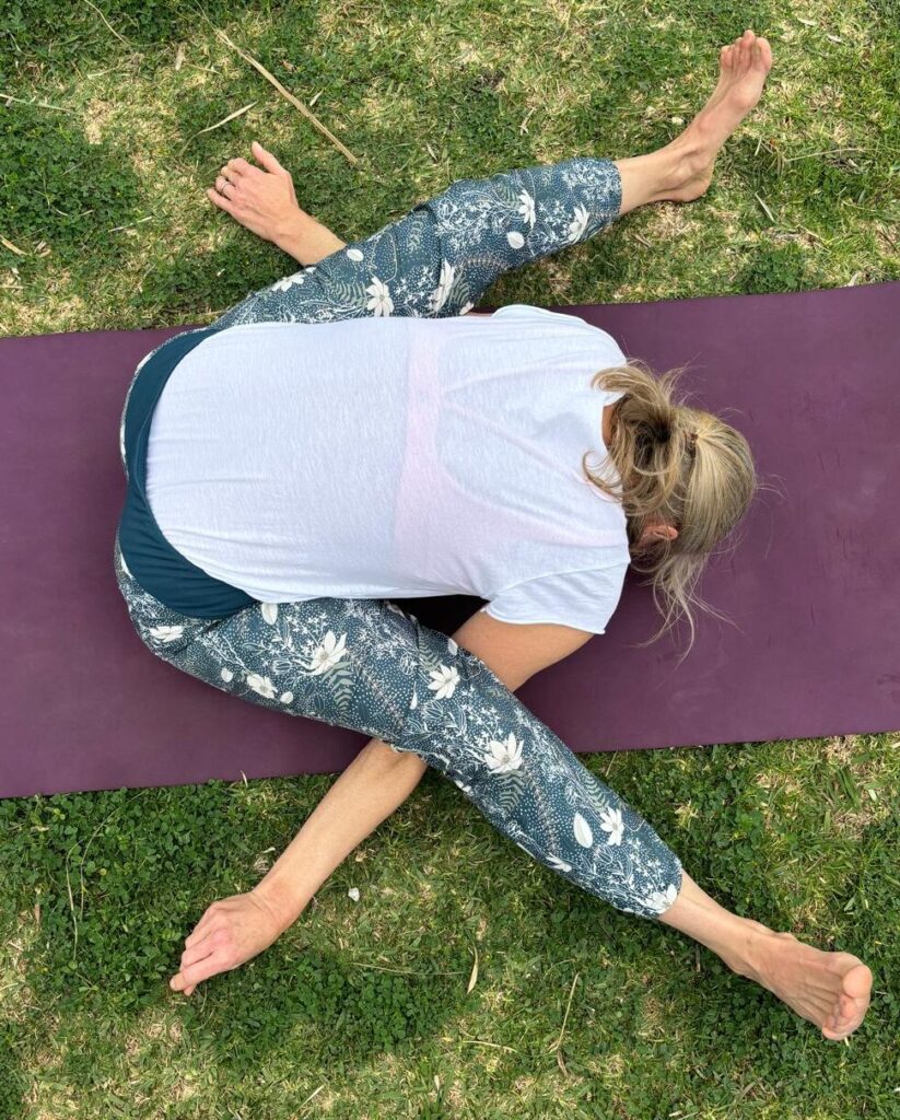 Bettina, professeure de yoga, vous guide dans des séances douces et apaisantes pour relâcher les tensions, respirer et retrouver l’équilibre du corps et de l’esprit.