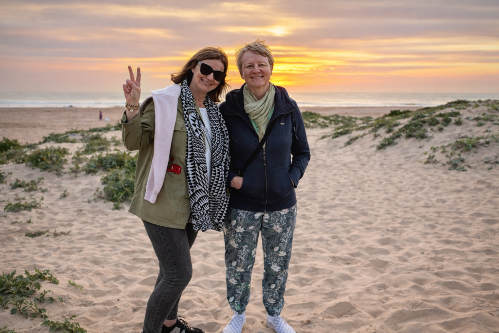 Alex, professeur de Pilates Reformer, et Bettina, professeure de yoga, vous accompagnent dans des séances dédiées au bien-être et à l’équilibre du corps.