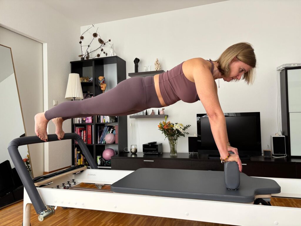 Alex, professeur de Pilates Reformer, vous guide dans des séances précises et dynamiques pour renforcer le corps en profondeur et améliorer la posture.