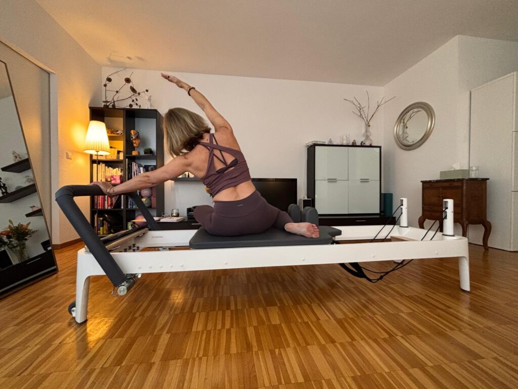 Coach passionné, Alex guide chaque mouvement avec attention afin de développer force, stabilité et mobilité tout en respectant le rythme de chacun.