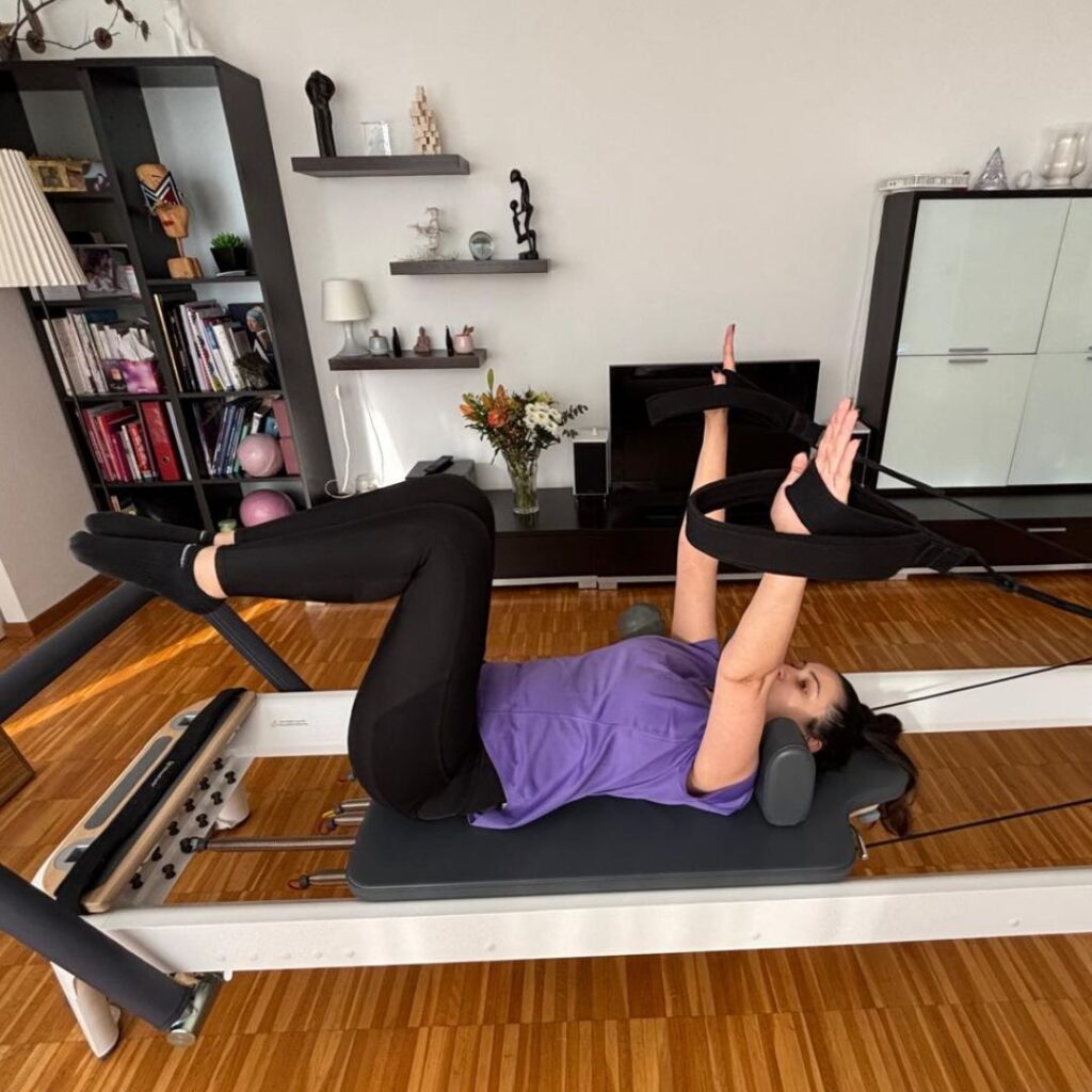 Cours de pilates reformer avec une élève