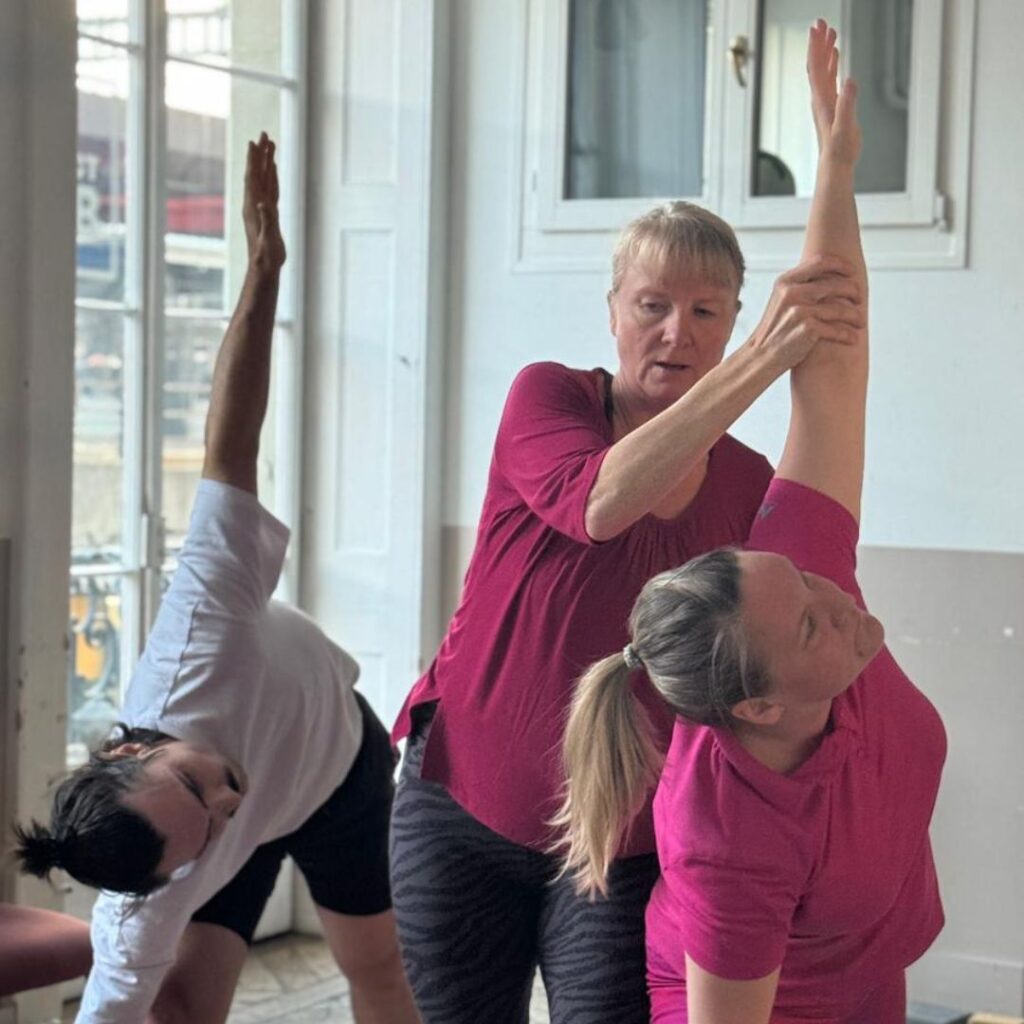 Une séance de yoga avec Betina, un moment pour se reconnecter à soi, respirer et relâcher les tensions.